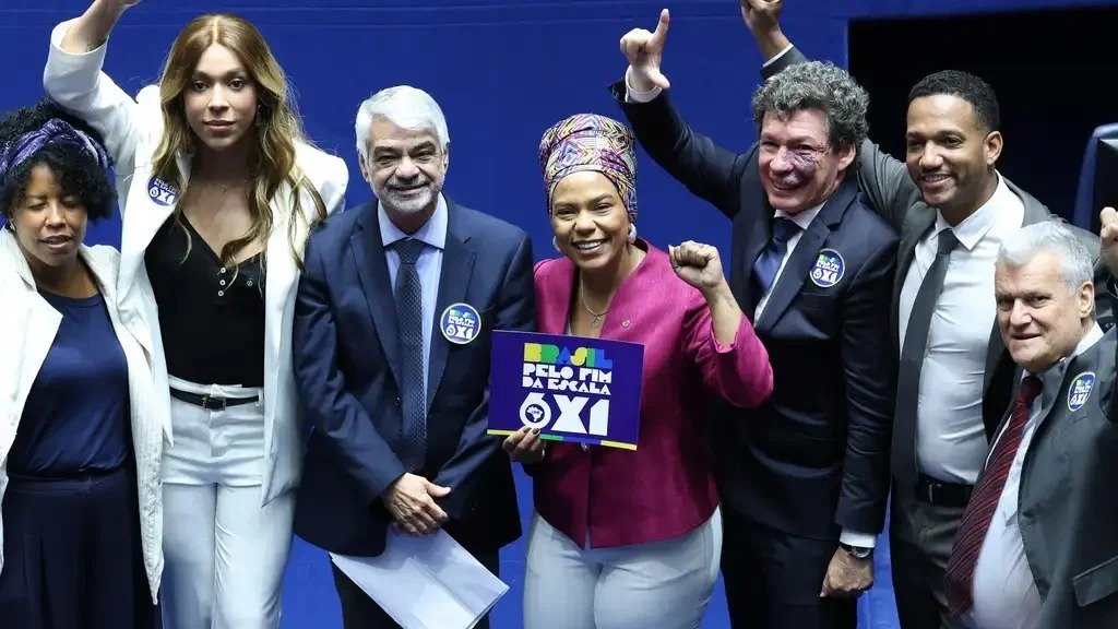 Parlamentares celebram a aprova&ccedil;&atilde;o do fim da jornada 6x1 para a escala 5x2, medida que impactar&aacute; trabalhadores brasileiros -  (crédito: Lula Marques/Ag&ecirc;ncia Brasil.)