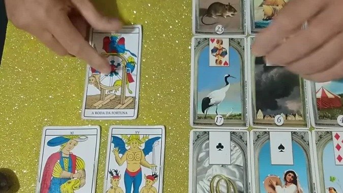 As cartas A Roda da Fortuna, O Diabo e A For&ccedil;a, usadas na leitura de tar&ocirc; sobre a disputa eleitoral mencionada -  (crédito: Reprodu&ccedil;&atilde;o/YouTube)