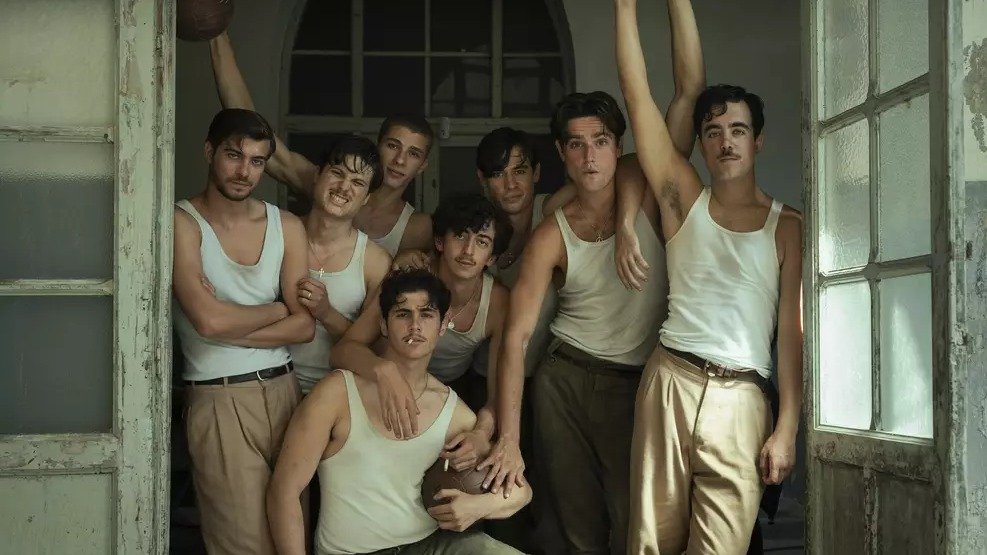 Jovens atores de 'La Bola Negra' em imagem promocional que evoca a ambienta&ccedil;&atilde;o da Espanha na d&eacute;cada de 1930, tema central do filme -  (crédito: Cannes/Divulga&ccedil;&atilde;o)