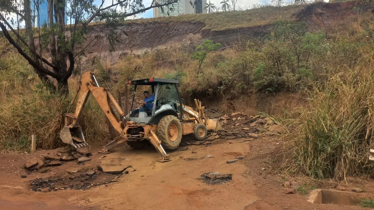 Máquinas do DER-MG realizam o bloqueio de uma passagem clandestina utilizada para mineração irregular na MGC-356 - (crédito: Divulgação/DER-MG)