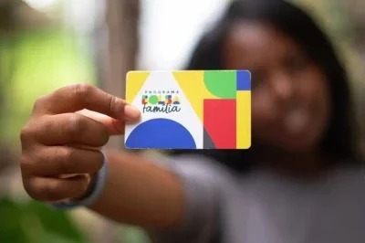 O cart&atilde;o do Bolsa Fam&iacute;lia simboliza o programa social que teve milh&otilde;es de desligamentos por aumento de renda -  (crédito: Divulga&ccedil;&atilde;o / Ag&ecirc;ncia Brasil)