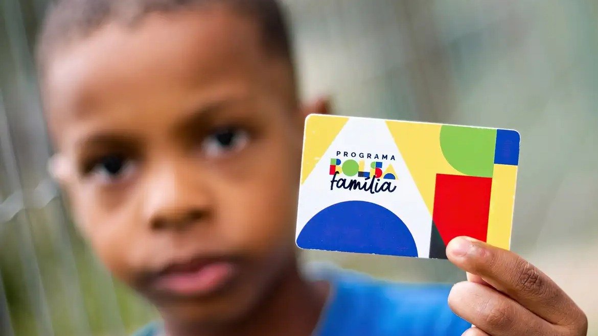 Um dos milh&otilde;es de benefici&aacute;rios do Bolsa Fam&iacute;lia, programa que teve seu valor reajustado ap&oacute;s decis&atilde;o do Supremo Tribunal Federal -  (crédito: Ag&ecirc;ncia Brasil)