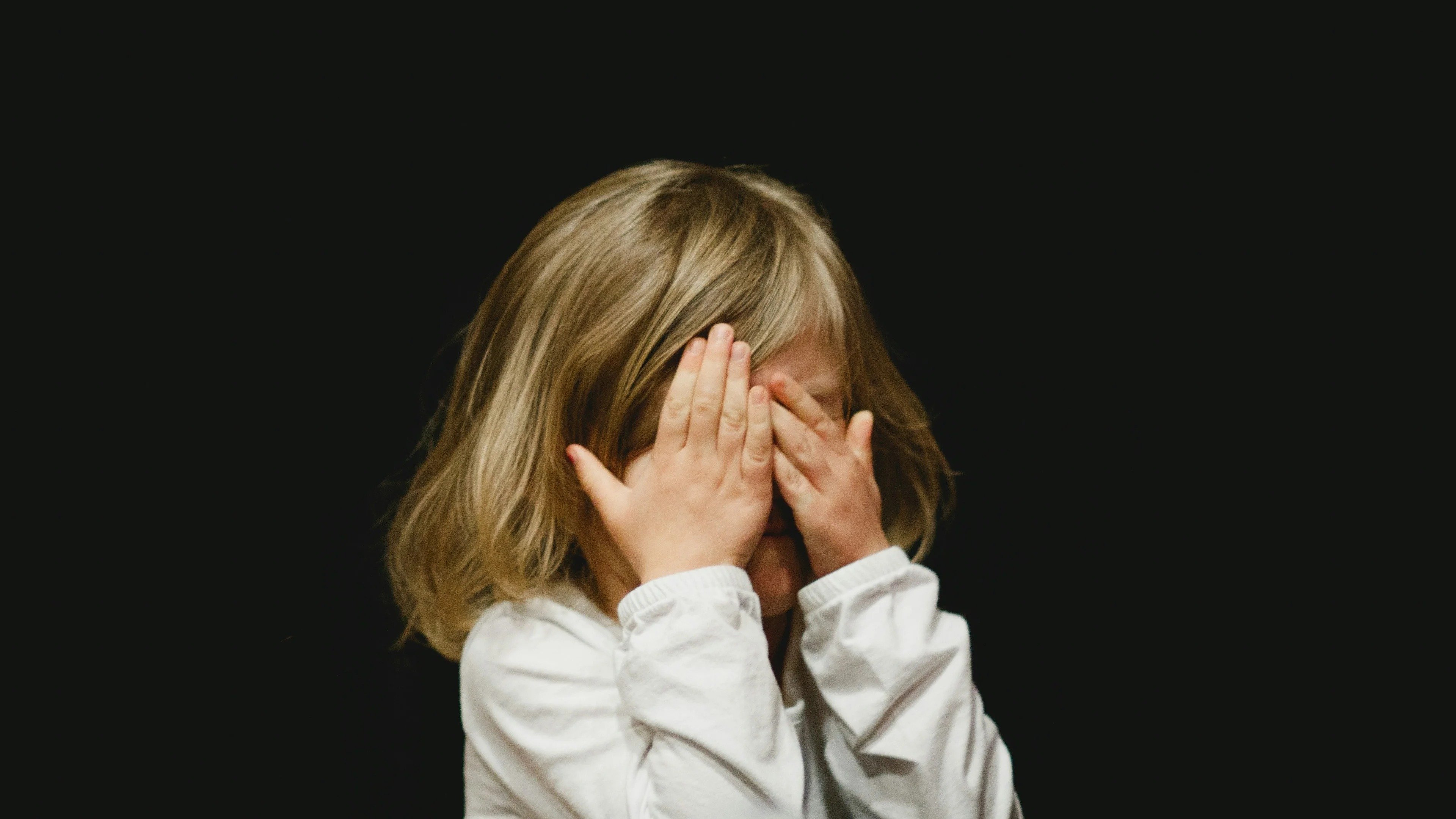 Em momentos de vulnerabilidade, a comunica&ccedil;&atilde;o n&atilde;o verbal pode ser a &uacute;nica forma de um pedido de socorro, como alerta a mat&eacute;ria -  (crédito: Unsplash/ Caleb Woods)