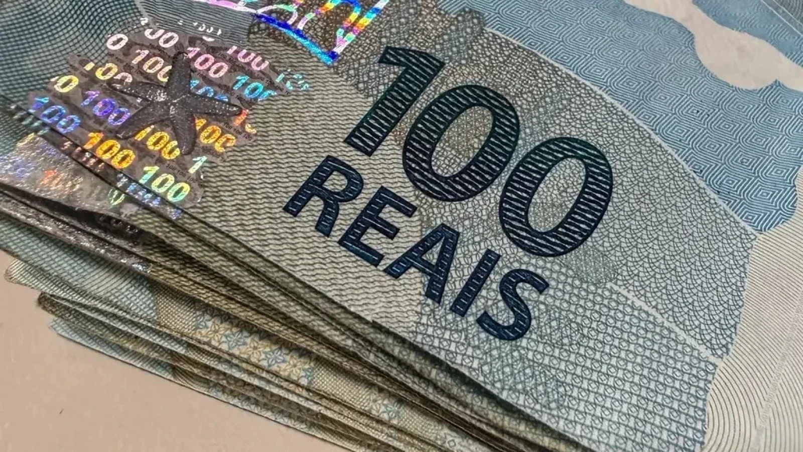 Alerta leva Polícia Federal a carro estacionado em estabelecimento comercial, e descoberta de R$ 815 mil abre investigação sobre possível ligação com o tráfico - Rafa Neddermeyer/Ag&ecirc;ncia Brasil