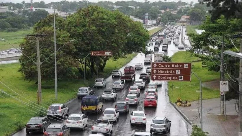 Tr&acirc;nsito intenso na regi&atilde;o de Belo Horizonte, onde a pane seca contribui para reten&ccedil;&otilde;es e eleva o risco de acidentes -  (crédito: Juarez Rodrigues/EM/D.A. Press)