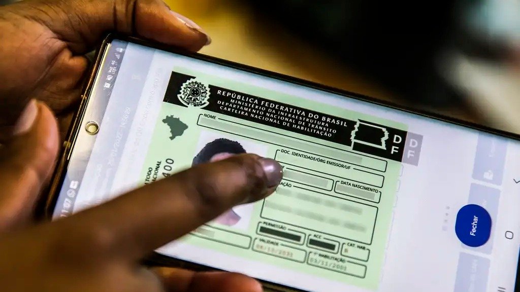 O processo de renova&ccedil;&atilde;o da CNH, agora digital, pode ser autom&aacute;tico e sem custo para condutores que se enquadram nas novas regras -  (crédito: Marcello Casal Jr / Ag&ecirc;ncia Brasil)