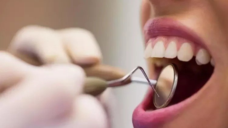 Acompanhamento profissional &eacute; fundamental para a sa&uacute;de bucal, permitindo a preven&ccedil;&atilde;o e a identifica&ccedil;&atilde;o precoce de problemas, como destaca a mat&eacute;ria -  (crédito: Freepik)