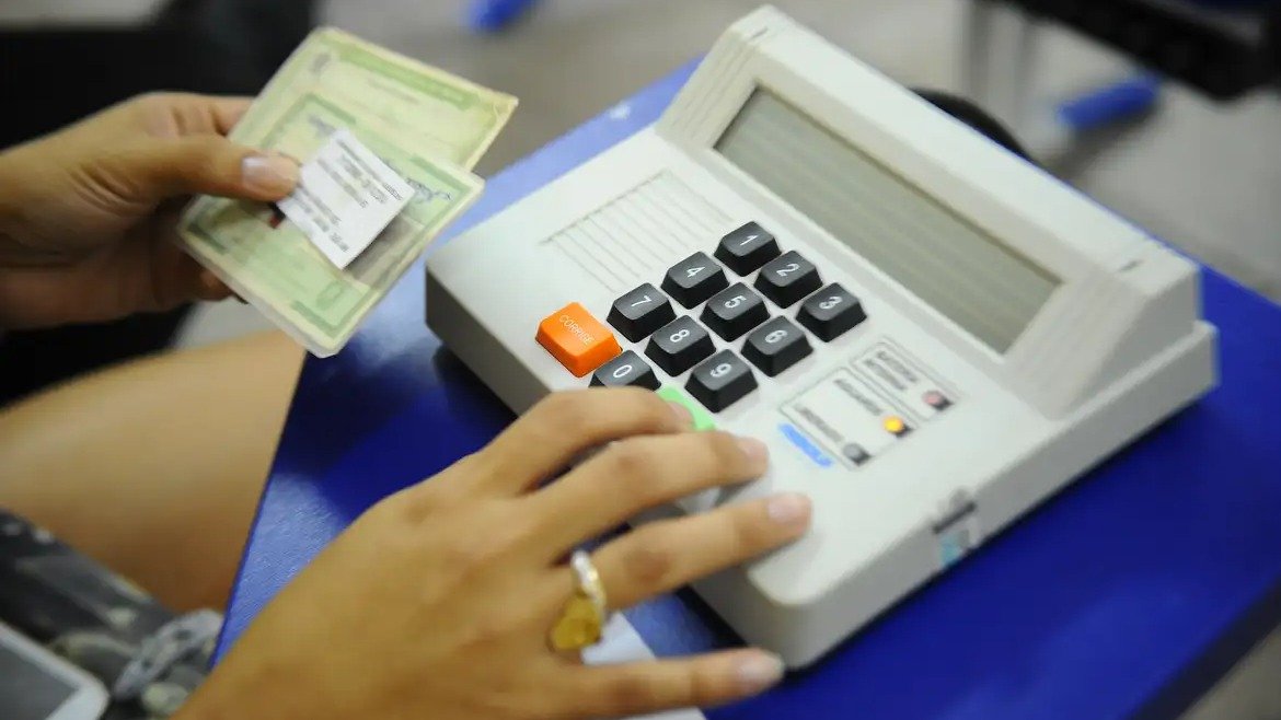Eleitores utilizam a urna eletr&ocirc;nica, ferramenta essencial para o registro do voto em tr&acirc;nsito e nos locais habituais -  (crédito: Ag&ecirc;ncia Brasil / T&acirc;nia Rego)