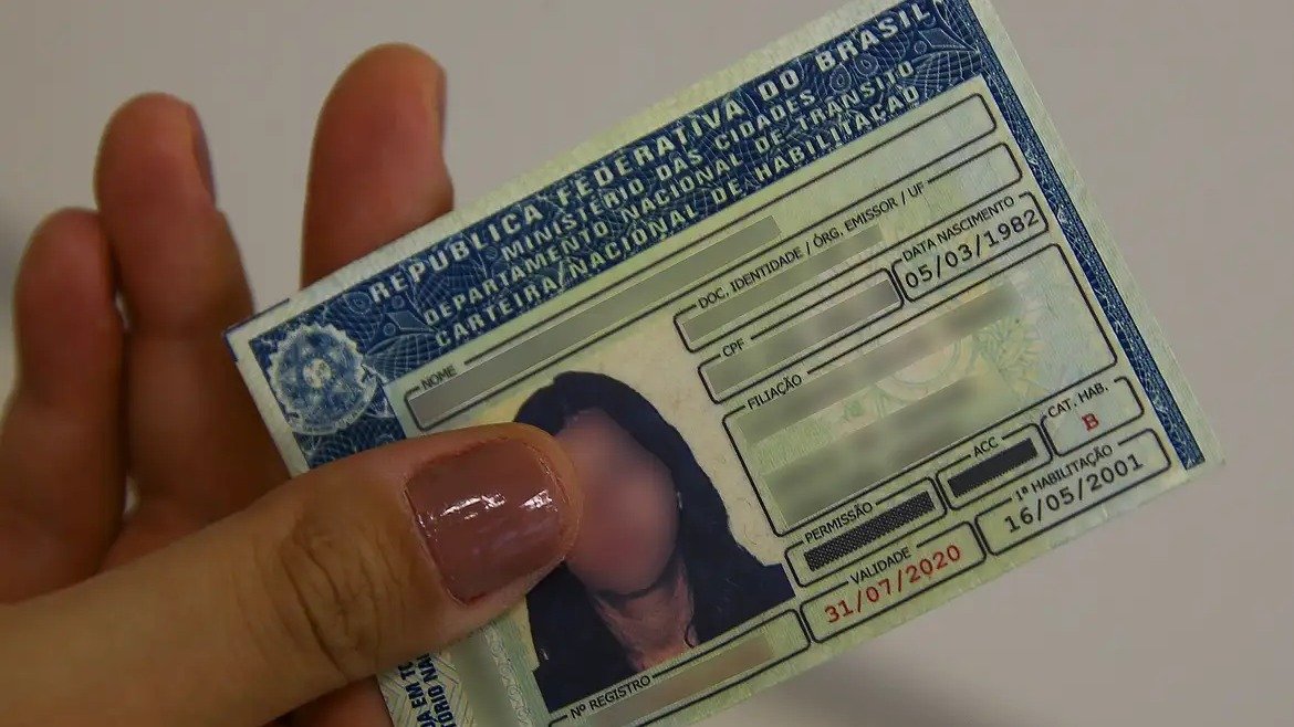 Renova&ccedil;&atilde;o da Carteira Nacional de Habilita&ccedil;&atilde;o (CNH) exige aten&ccedil;&atilde;o a prazos e exames, como detalhado nas novas regras -  (crédito: Marcello Casal Jr / Ag&ecirc;ncia Brasil)