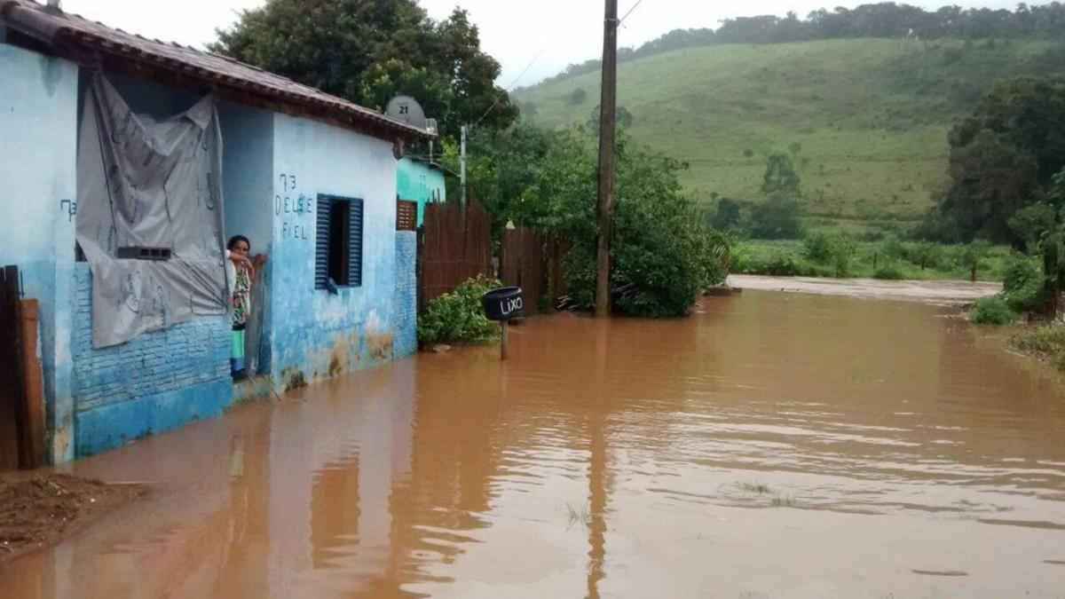 Grande volume de chuva causou rompimento de barragens do Rio Lambari, alagando a cidade. Ninguém ficou ferido -  (crédito: Corpo de Bombeiros/Divulgação)