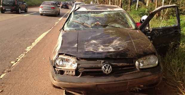 Carro conduzido por motorista alcoolizado capota e deixa três feridos na BR-040 - Rodrigo Clemente/EM/DA Press