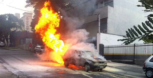 Carros pegam fogo perto de choperia no Bairro Anchieta - Bruno Mattioli/Divulgação