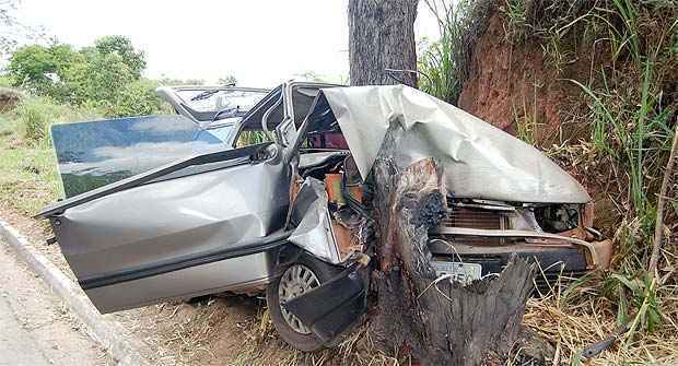 Motorista fica ferido ao bater carro em árvore na BR-262 próximo a Martins Soares - Jailton Pereira/Portal Caparaó