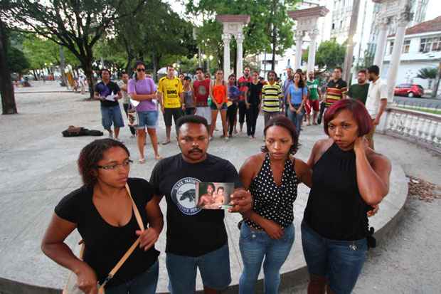 Amigos e familiares de universitário encontrado morto farem protesto na UFPE nesta segunda-feira - Annaclarice Almeida/DP/D.A Press