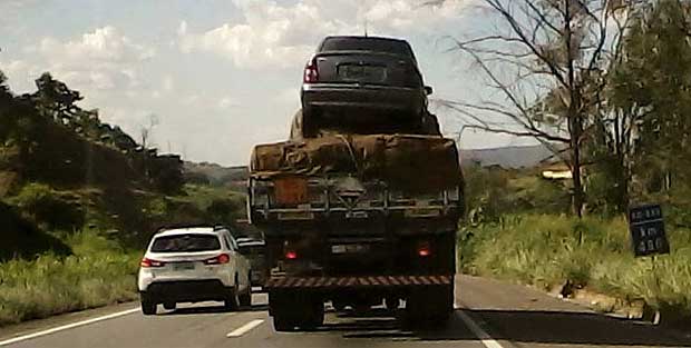 Caminhoneiro coloca em risco segurança de rodovia com carga perigosa - Mario Martins