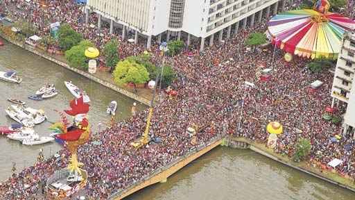 Cordão da Bola Preta e Galo da Madrugada disputam título de maior festa do mundo - Blenda Souto Maior/DP/D.A Press