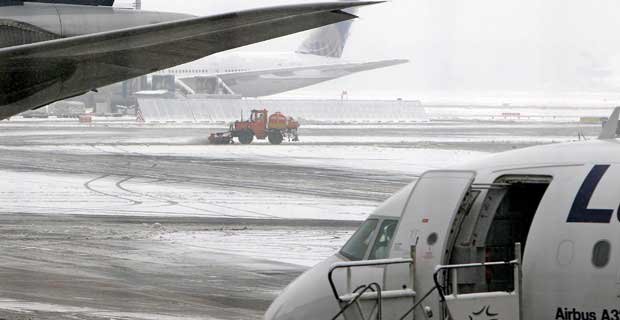 Aeroporto na Alemanha volta a funcionar após nevasca - DANIEL ROLAND / AFP