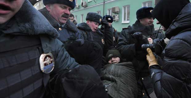 Polícia russa prende 20 em protesto contra lei anti-gay - ANDREY SMIRNOV / AFP