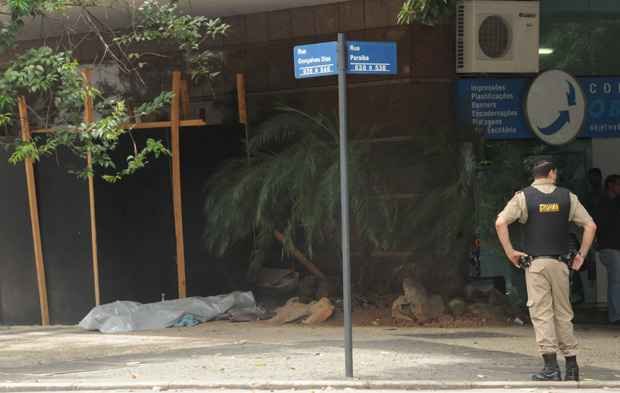 Corpo de morador de rua fica 8 horas à espera de rabecão na Savassi - Cristina Horta/EM/D.A Press