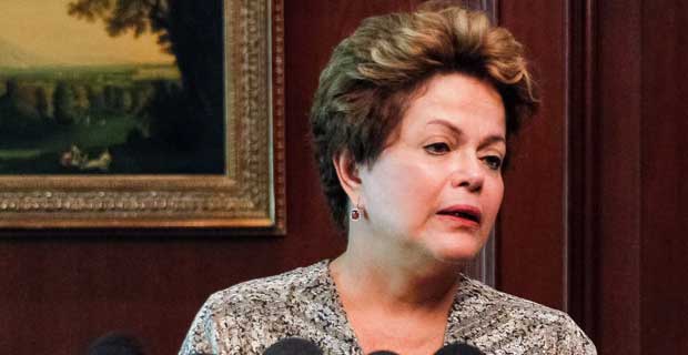Dilma chora e diz que fará "o que for preciso" para amenizar sofrimento das vítimas - ROBERTO STUCKERT FILHO / BRAZILIAN PRESIDENCY / AFP