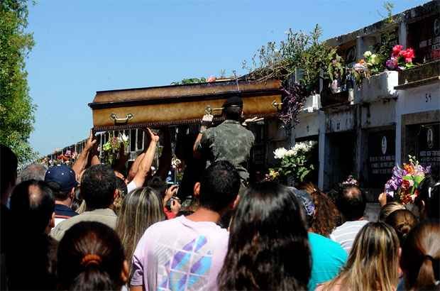 Corpos de capitã e tenente mortos em Santa Maria chegam hoje ao Rio - Wilson Dias/ABr