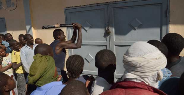 Mali enfrenta lojas saqueadas e promessas de doações - ERIC FEFERBERG / AFP