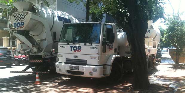 Betoneiras em fila dupla poluem rua em BH - Alvaro Fraga/EM/D.A Press 