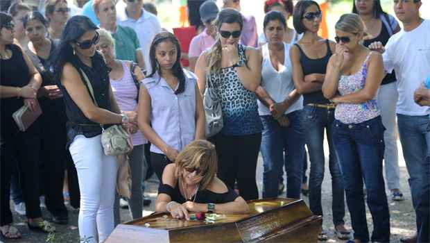 Argentina assassinada em BH é enterrada no Cemitério da Paz - Leandro Couri/EM/D.A.Press
