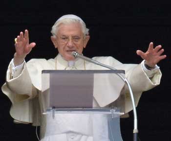 Deus pediu dedicação à oração, afirma Papa Bento XVI - ALBERTO PIZZOLI / AFP