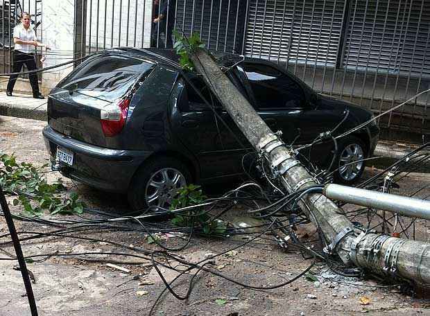 Poste cai sobre carro no Bairro Serra, em BH - Marcelo Faria/Esp EM DA Press