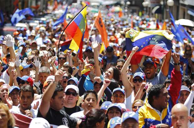 Venezuelanos protestam exigindo informações sobre Chávez - Manifestantes que apoiam a oposição questionam a transparência do governo sobre a saúde de Chávez