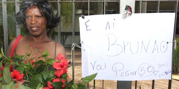 População protesta com flores e cartazes na porta do Fórum de Contagem - Edésio Ferreira/EM/D.A Press