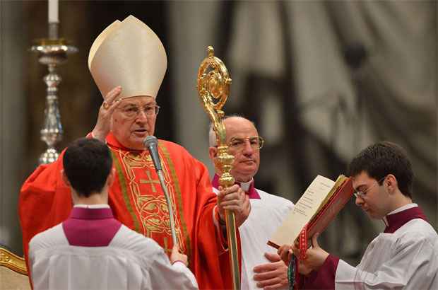 Cardeal decano pede que todos cooperem para a unidade da Igreja - AFP PHOTO / GABRIEL BOUYS 