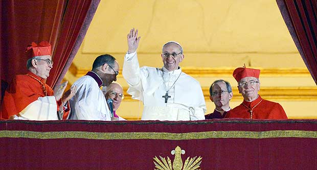 Dom Walmor celebra anúncio de papa e diz que é um novo tempo para a igreja - AFP PHOTO / VINCENZO PINTO 