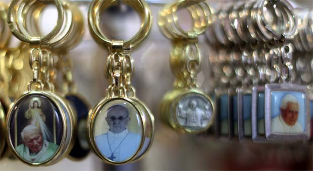 Suvenires com imagem do novo papa Francisco já estão à venda no Vaticano  - REUTERS/Alessandro Bianchi 