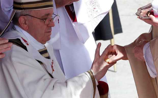 Papa Francisco recebe anel do Pescador e pálio, os símbolos do Papa   - REUTERS/Stefano Rellandini