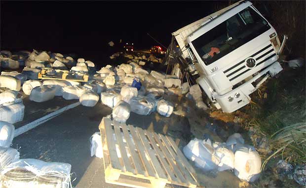 Batida entre caminhão e ônibus mata uma pessoa e fere 15 na BR-262  - Luz Antônio/Jornal Visão/Luz