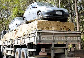 Caminhões fazem papel improvisado de cegonheiras e levam risco para rodovia  - Paula Sarapu/EM DA Press