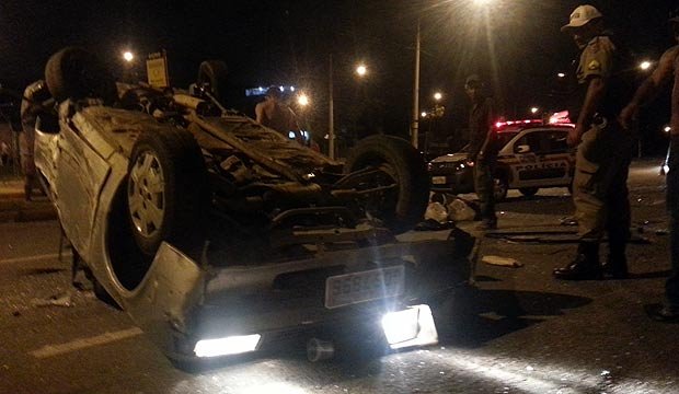 Carro capota e motorista é arremessado para fora na Tereza Cristina - Thiago Ventura/EM/D.A Press