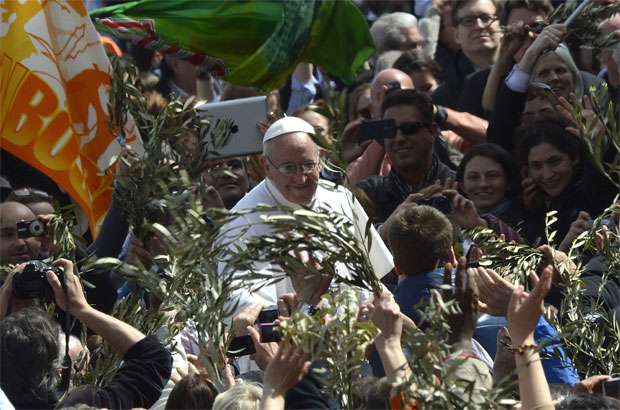 Papa anuncia viagem ao Brasil em missa do Domingo de Ramos  - AFP PHOTO / ANDREAS SOLARO 
