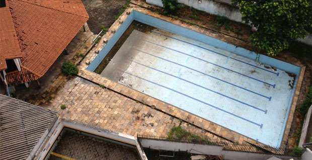 Piscina da antiga Associação Mineira de Paraplégicos aumenta risco de dengue - Janaína Souza/Divulgação