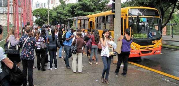 Motorista abandona ônibus lotado na rua - Gabriel Pascoal Filho / Divulgacao