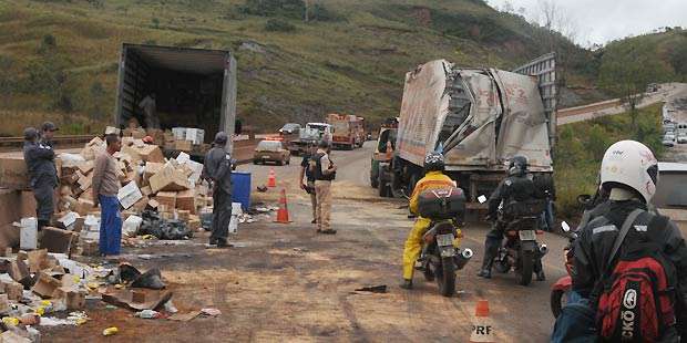 Caminhão baú tomba na BR 040 próximo a Itabirito - Túlio Santos/EM/D.A Press