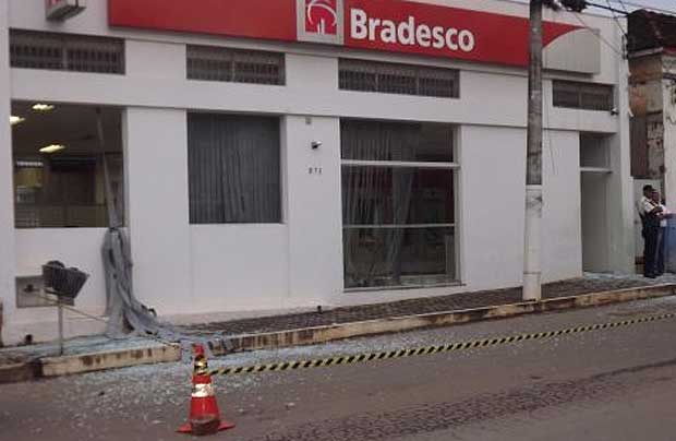 Bandidos explodem caixa eletrônico no Centro de Iguatama - CyberBalada.com