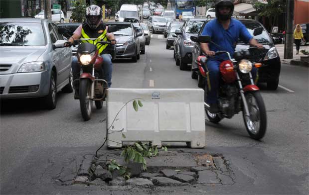 Tapa-buraco custa caro e não resolve o problema na capital  - Beto Magalhaes/EM/D.A Press