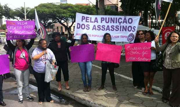 Vestidas de luto, mulheres protestam contra violência na porta do Fórum de Contagem - João Henrique do Vale