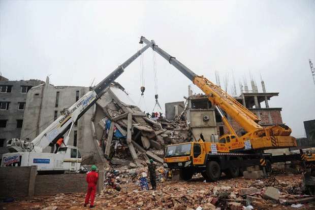 Equipes de emergência retiram escombros de prédio desabado em Bangladesh - MUNIR UZ ZAMAN / AFP