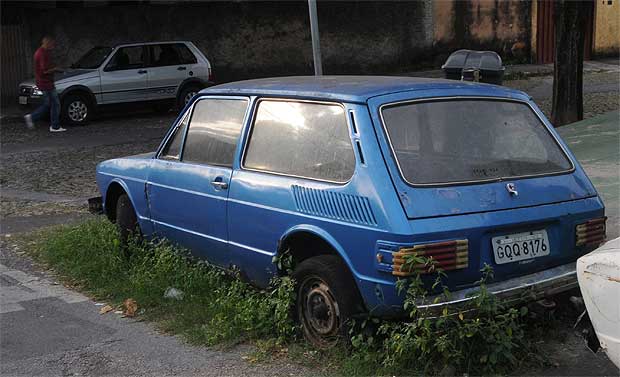 Carro fica abandonado em rua do Bairro Campo Alegre - Tulio Santos/EM/D.A Press