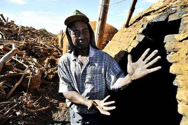Escravos do carvão são libertados em fazenda de Minas  - Fotos: JUAREZ RODRIGUES/EM/D.A. PRESS
