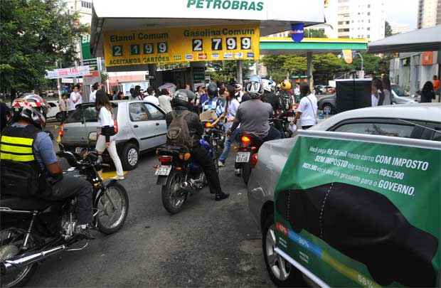 Motoristas fazem fila por gasolina sem impostos em BH  - Paulo Filgueiras/EM/D.A Press